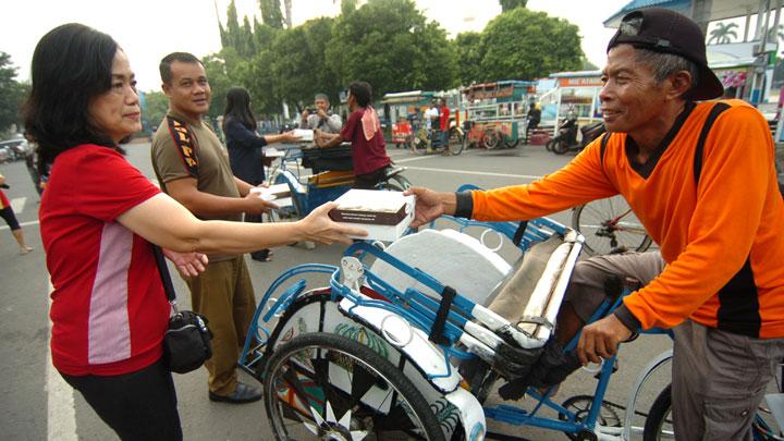 Umat Budha Bagi-Bagi Takjil